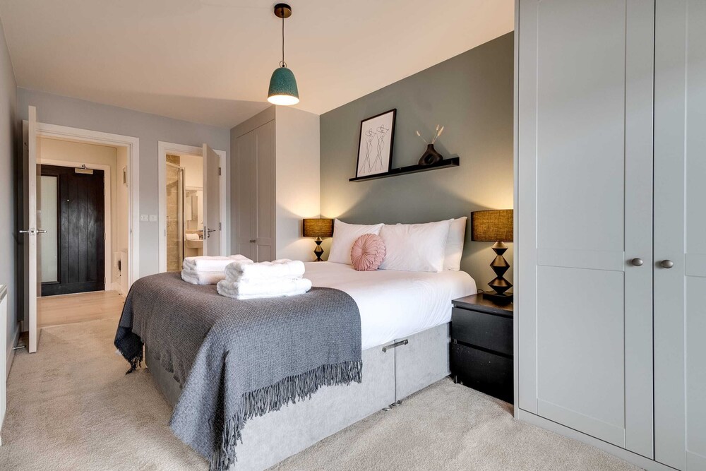 Spacious Modern Camberwell Apartment