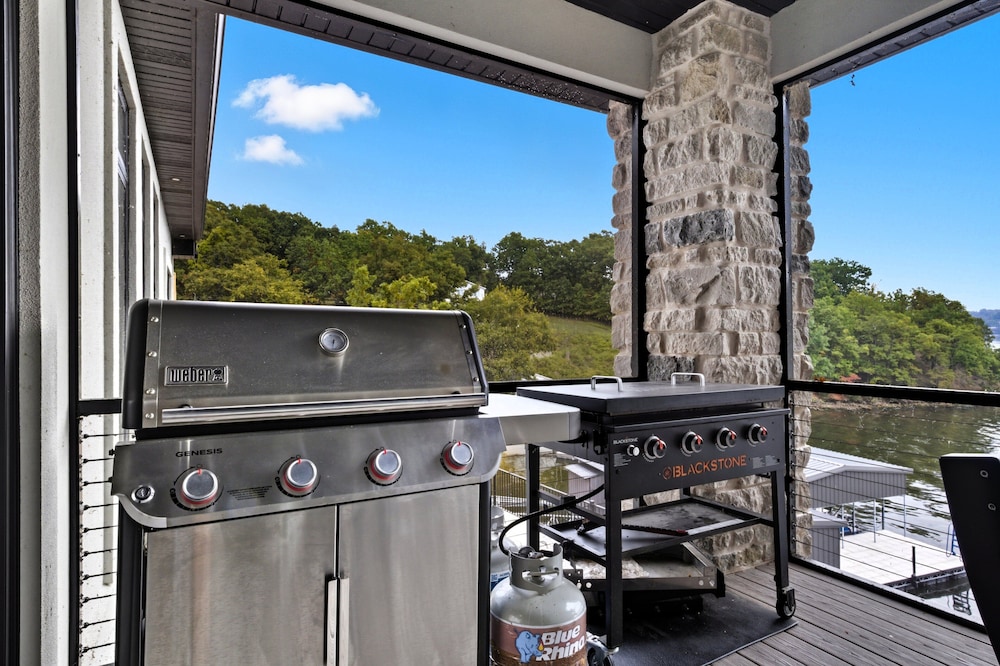 Huge Private Dock w/ 2 Slips + 2pwc, Beautiful Views, Lakeside Hot Tub, Pool & Pickleball