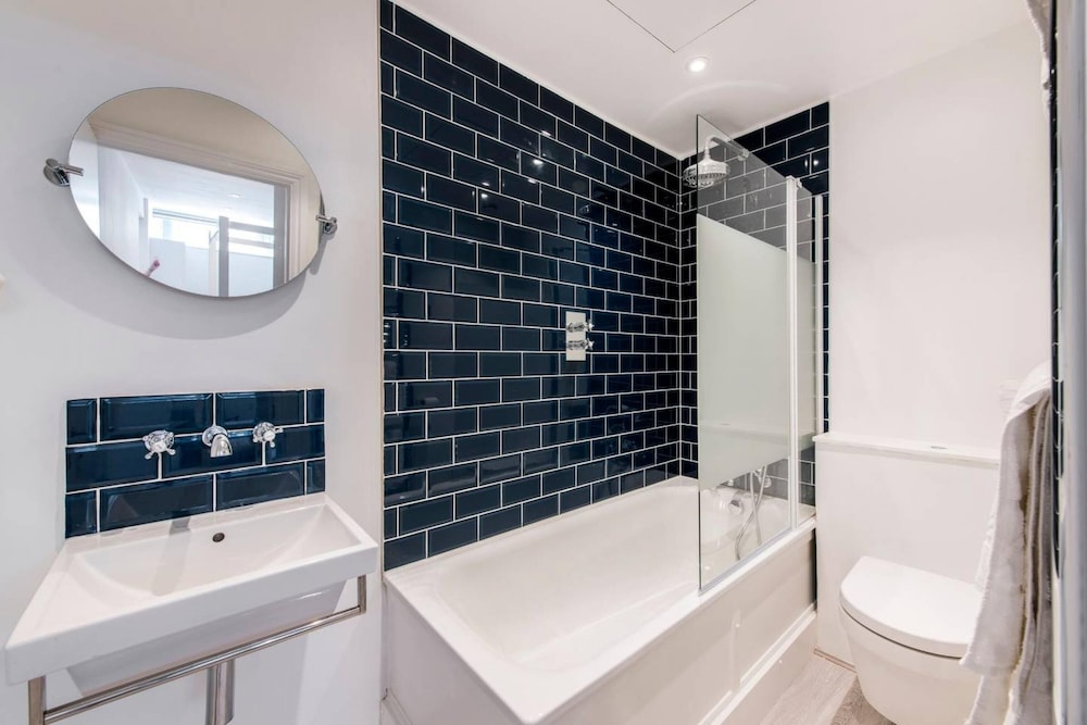 Divine 3-bed Mews House Battersea photo 5