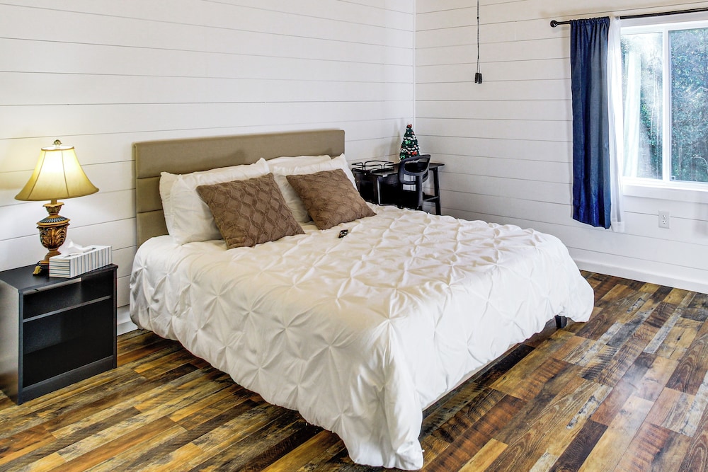1 Mi to Dtwn Enterprise: Pet-friendly Home w/ Yard