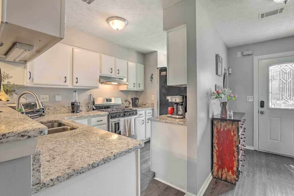 Norcross Townhome ~ 18 Mi to Dtwn Atlanta!