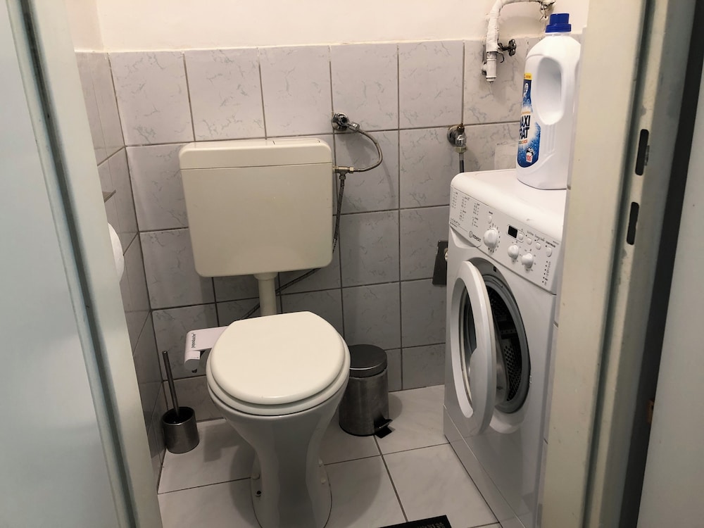 Charming 1BR Apt With Garden Danube