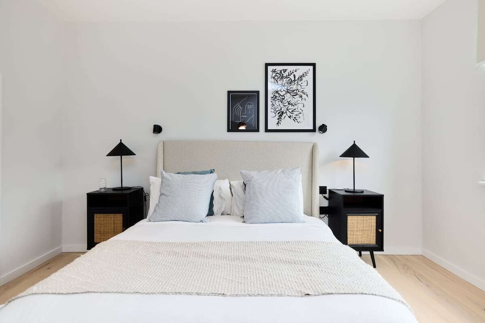 The Brondesbury Hideaway - Stylish 3bdr Flat With Balcony + Parking