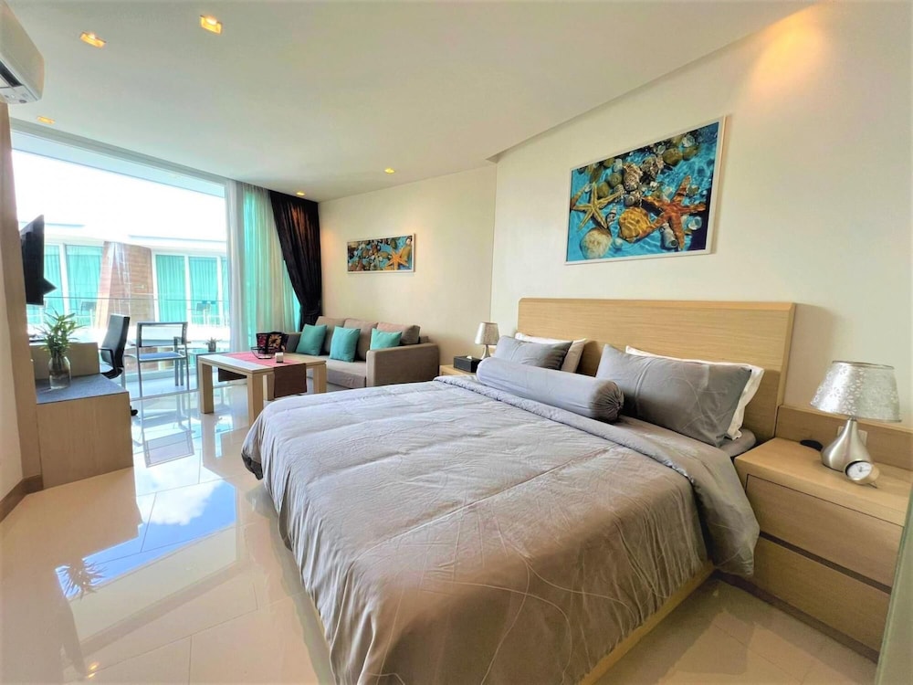 Maroon Studio at the Beachfront view 5