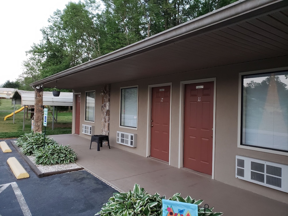 Chatuge Mountain Inn - Property Image 8