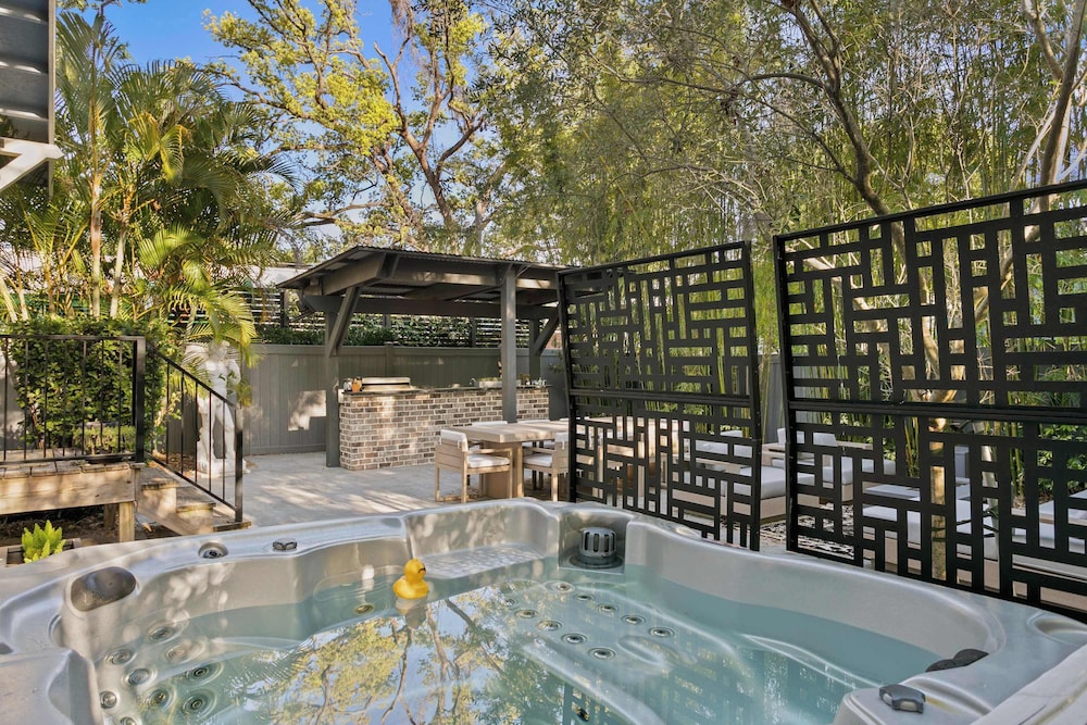 Sunset Bungalow With Hot Tub - 6ppl