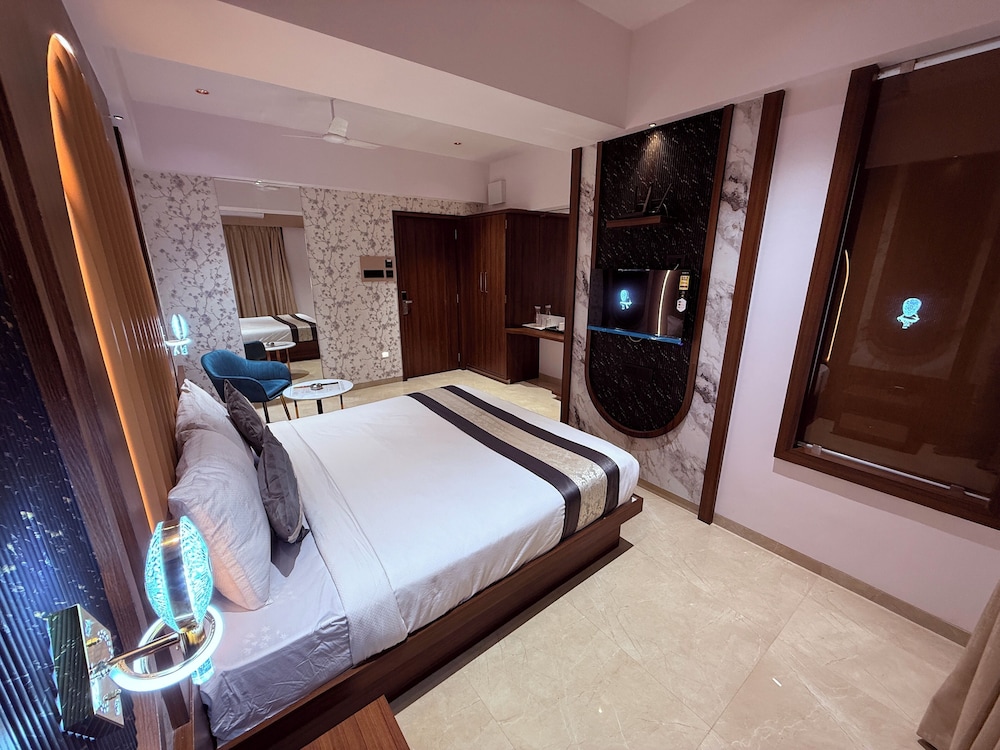 Hotel Saffron Grand Thane