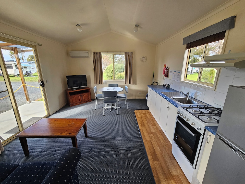 Snug Beach Cabin And Caravan Park