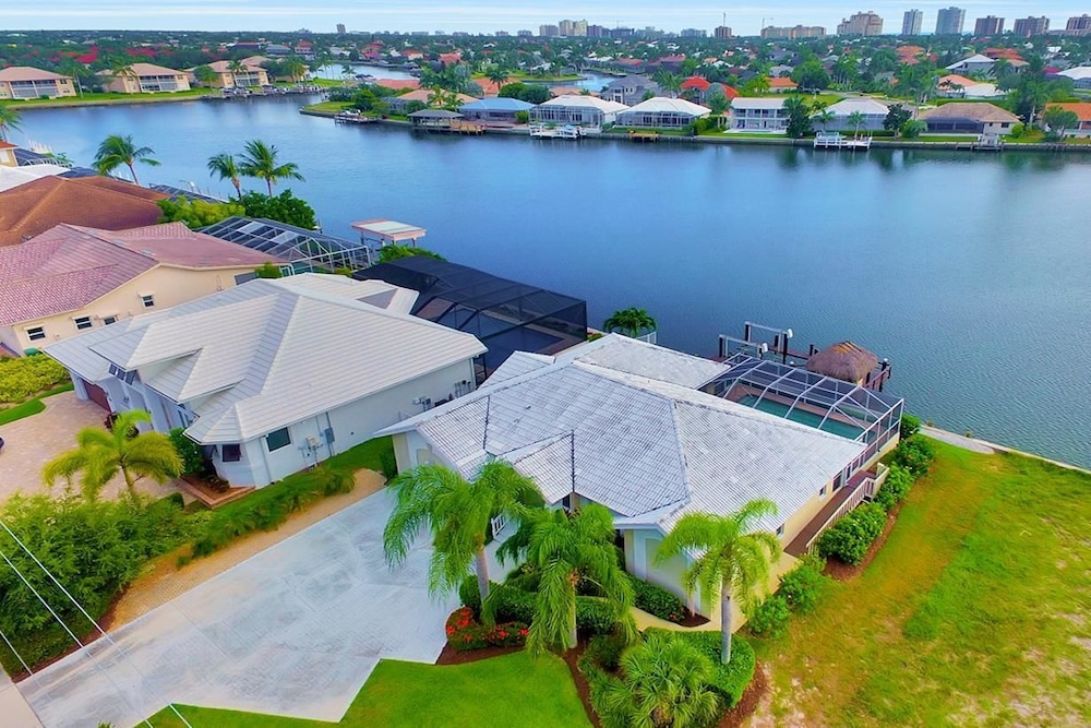 BE324 4 Bedroom Holiday Home by Marco Naples Vacation Homes