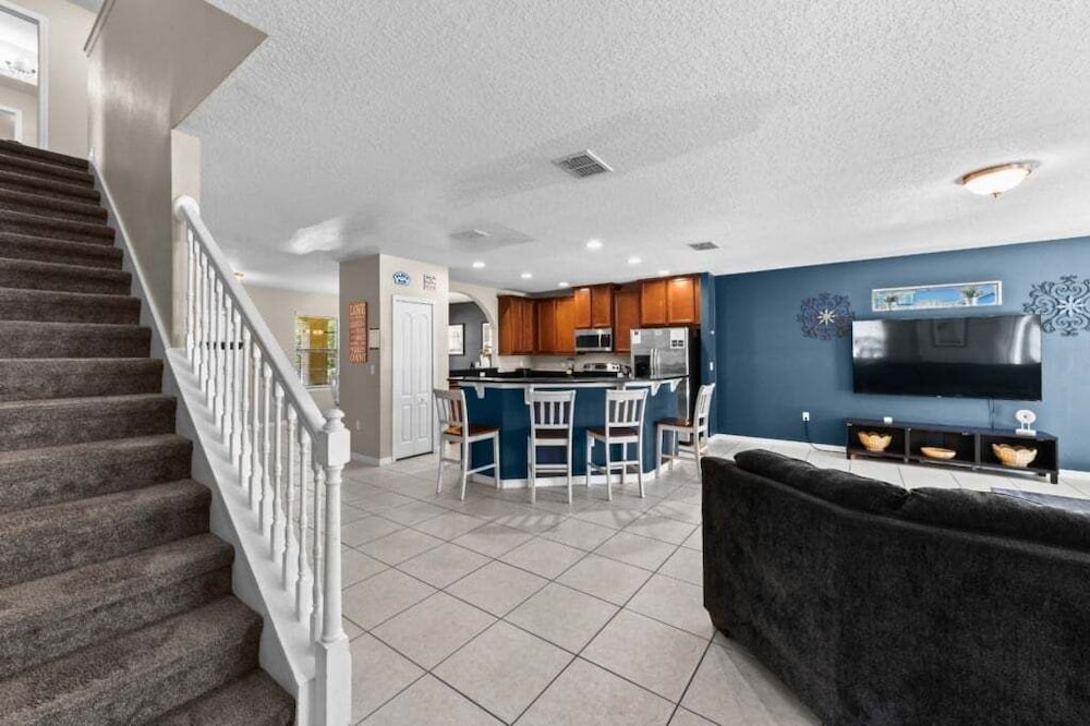 Spacious 6br Villa W/ Private Pool near Disney 6 Bedroom Villa