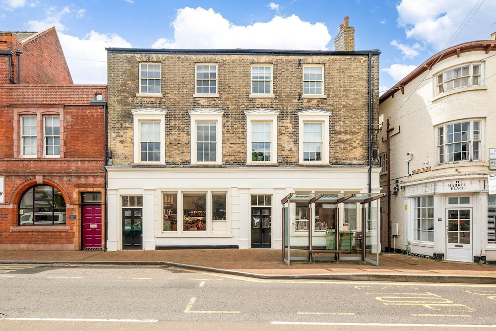1 Bdr Modern Living in The Old Bank Hse