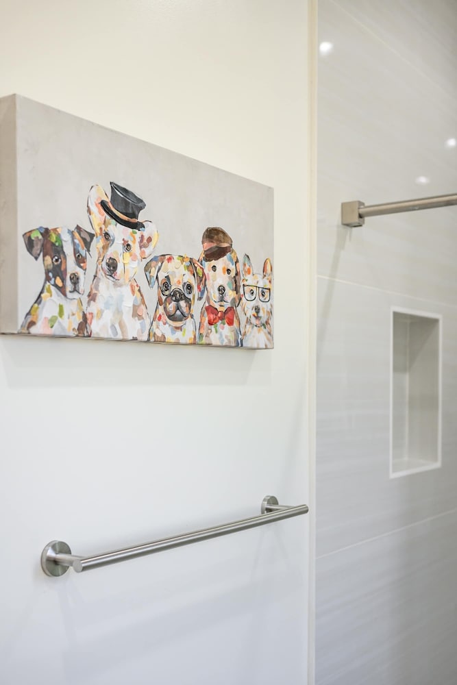 Modern Private Home w Full Kitchen & Parking