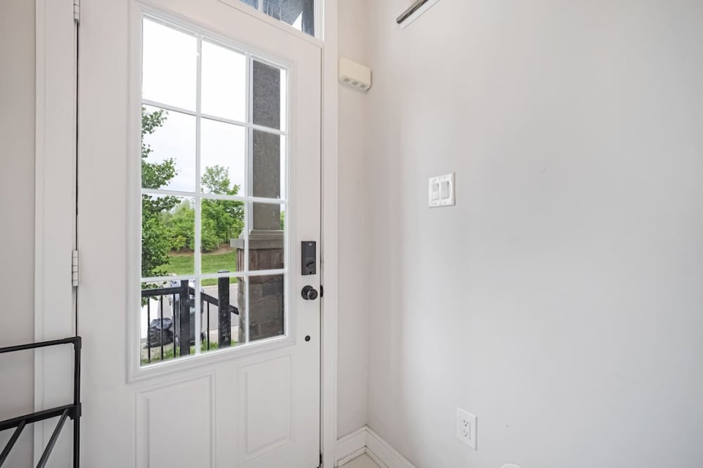 Family-friendly 3BR Mississauga Home w Parking