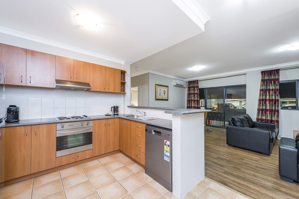 Central East Perth Flat With Pool & Gym Access