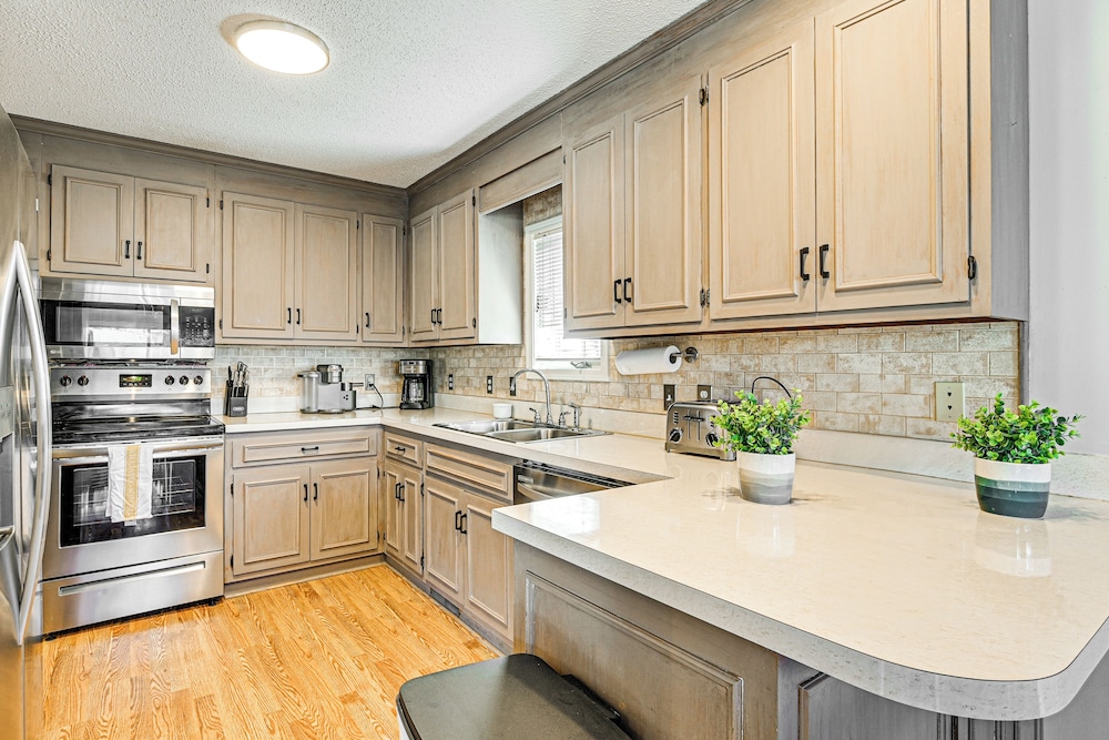 1 Mi to Broadway at the Beach: Home w/ Large Yard!
