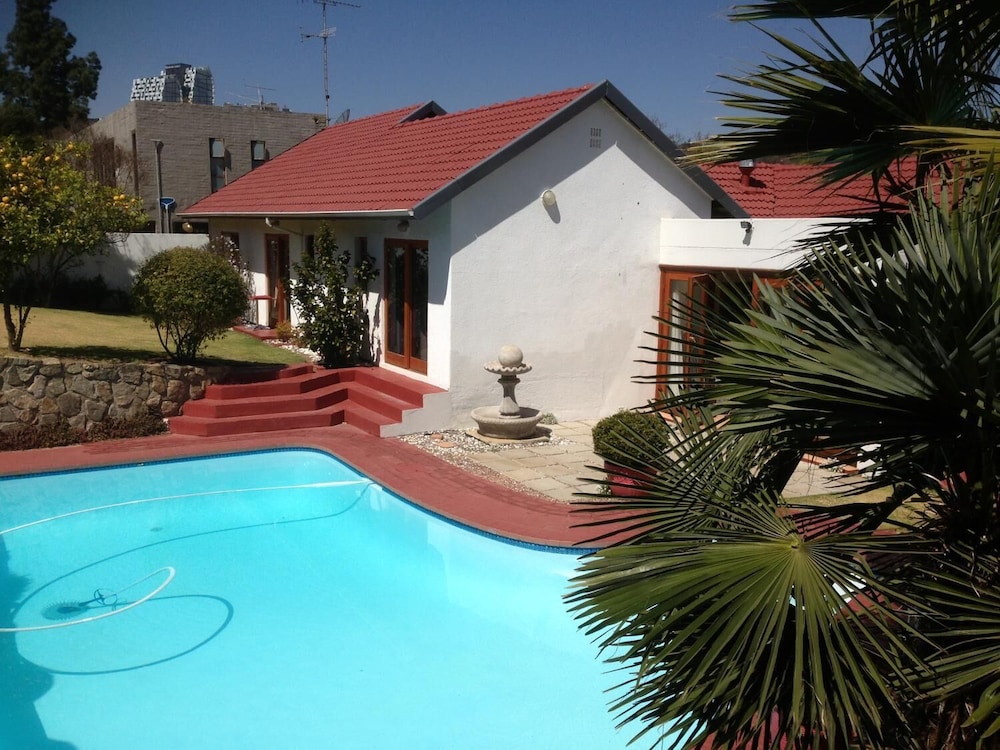 Mizizi House of Sandton Bed & Breakfast