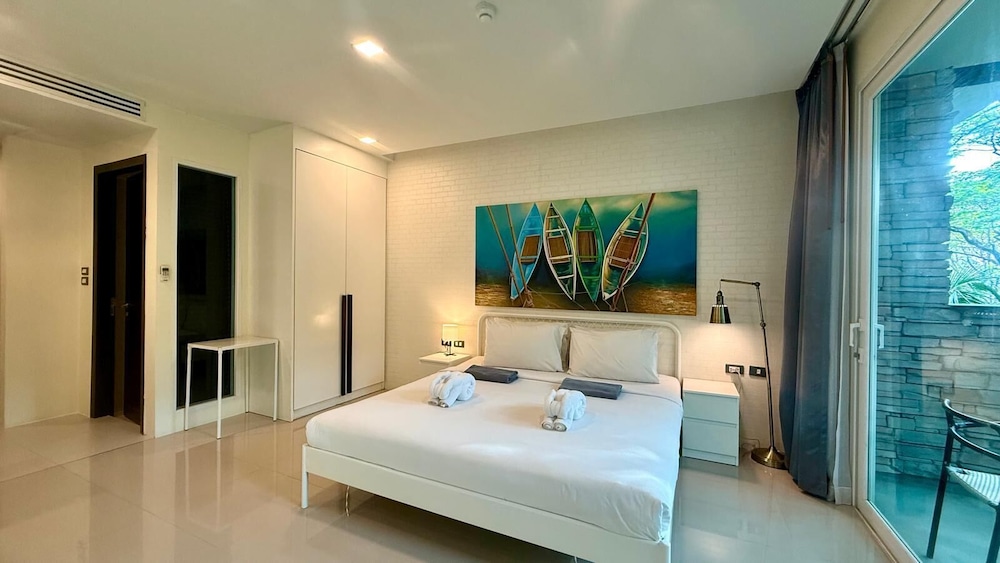 Emerald 412a - Studio With Balcony and Shared Pool