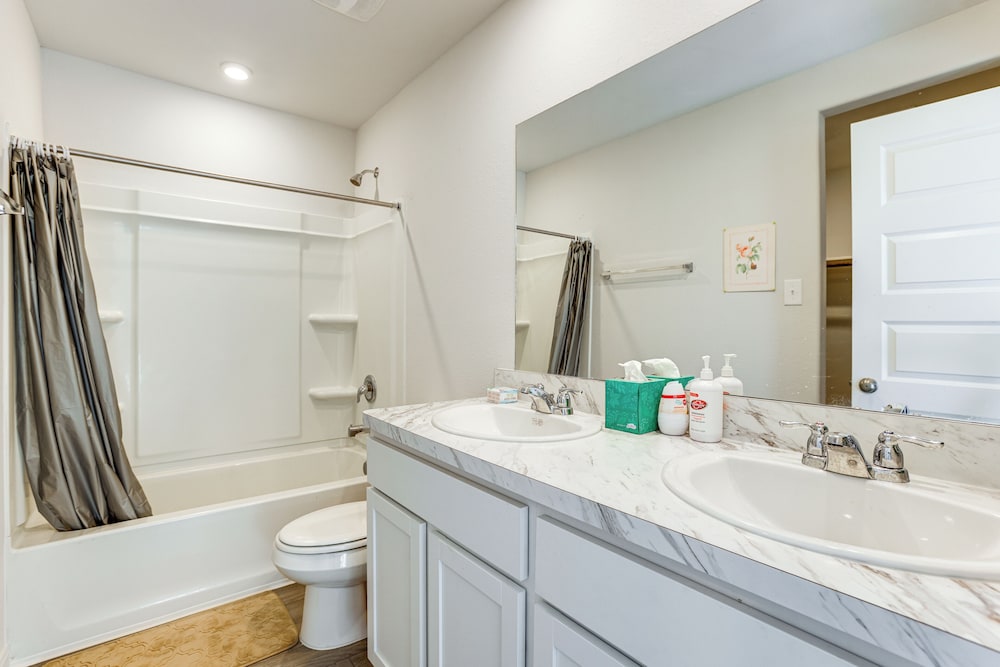 Near Hiking & Fishing: Airy Retreat in Cleveland!