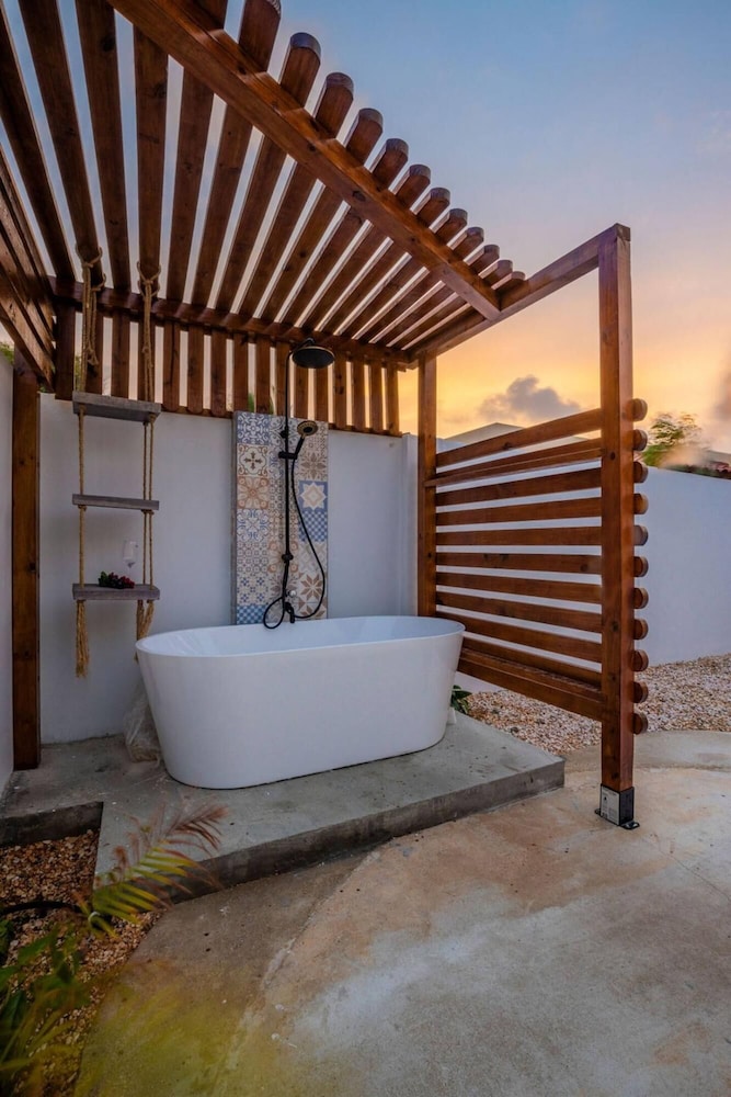 Remodeled Villa w 3BR Private Pool Esmeralda