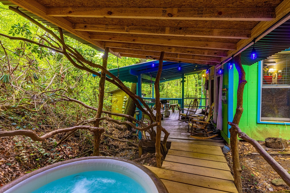 Bear Creek Lodge and Cabins in Helen Ga - Pet Friendly, River on Property, Walking Distance to downtown Helen
