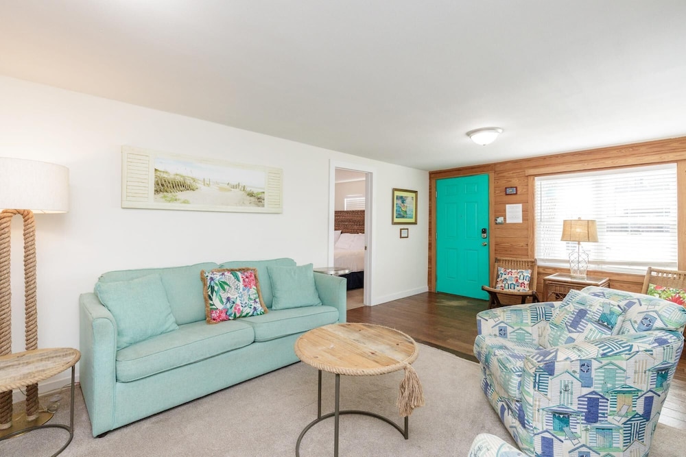 Rock the Boat - Charming Cottage Downtown Port A view 4