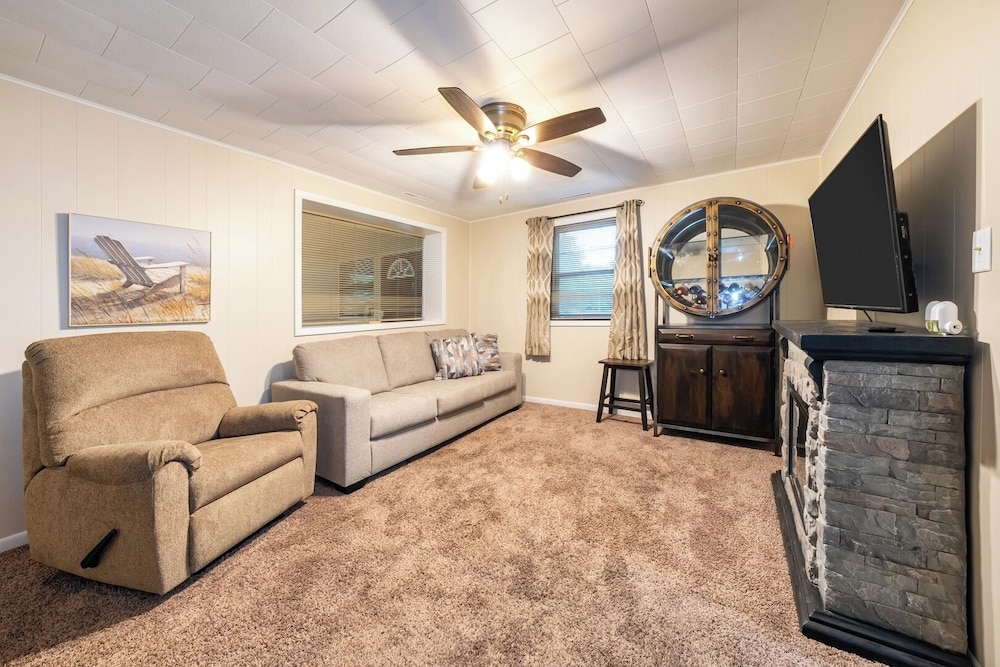 Spacious 3BR House With Firepit & Grill, Near Beach