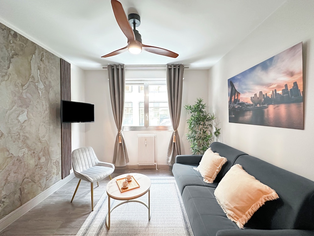 1601 Dumont