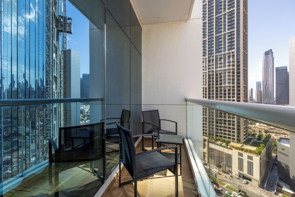 Maison Privee - Comfortable Downtown Apartment w/ City Skyline Vws