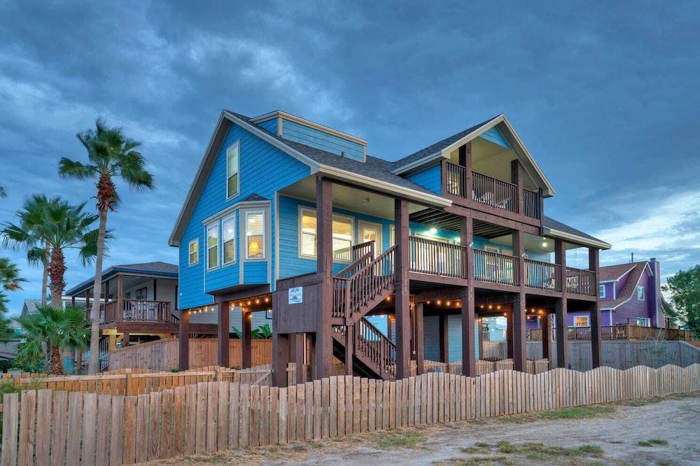 Sleeps 22 2 Homes w/ Private Pool, Game Room, Nature Views 7 BDR Avantstay
