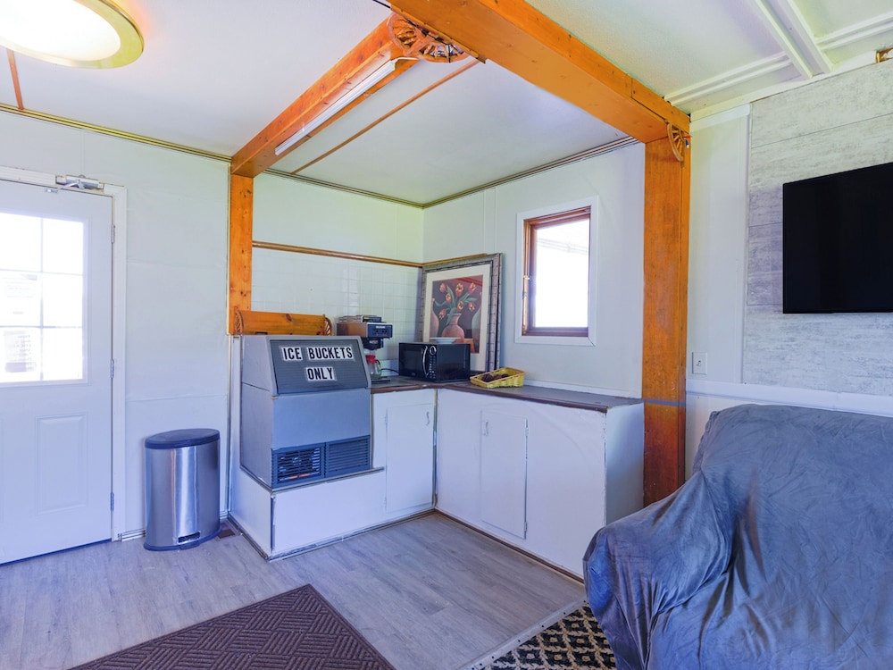 Country Hearth Inn & Suites By OYO Sturgis view 5