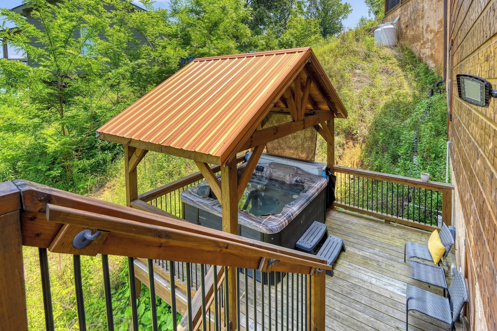 Evergreen Echo by Avantstay Cabin w/ Mountain Views, Theater, Game Room, and Hot Tub