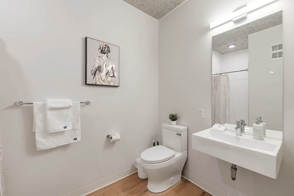 3 Bed 3 Bath High Rise With Gym Amenities