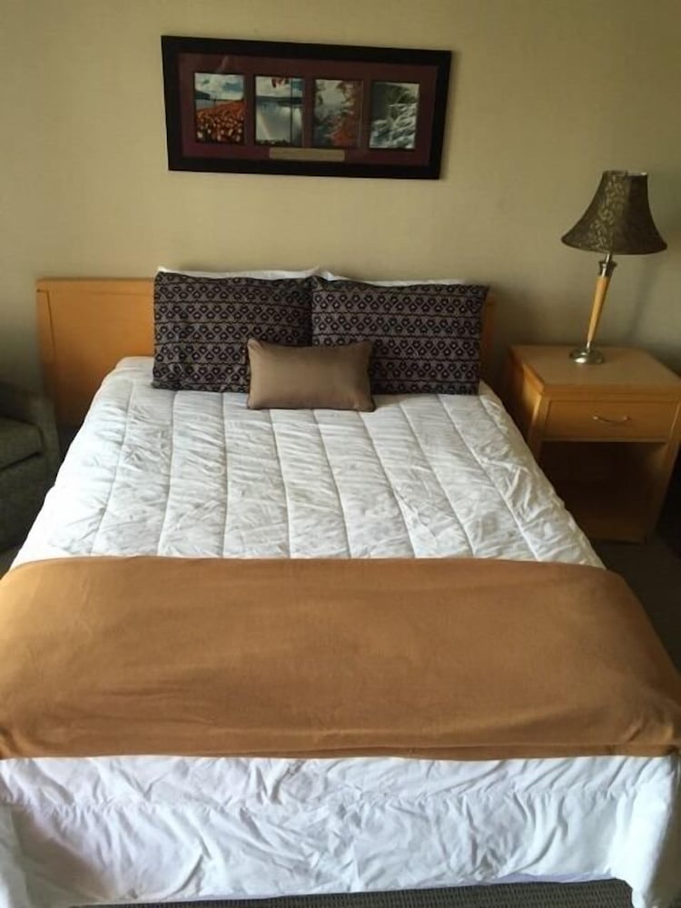 Candlelight Inn - Image 2