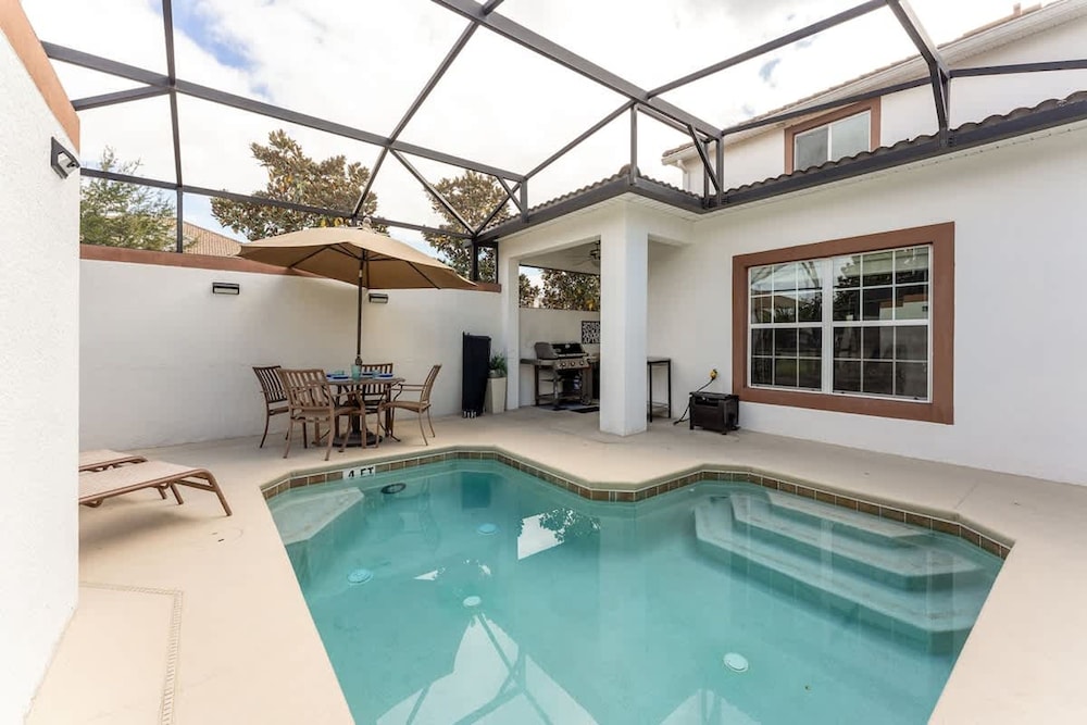 Private Pool and BBQ at Storey Lake 5BR