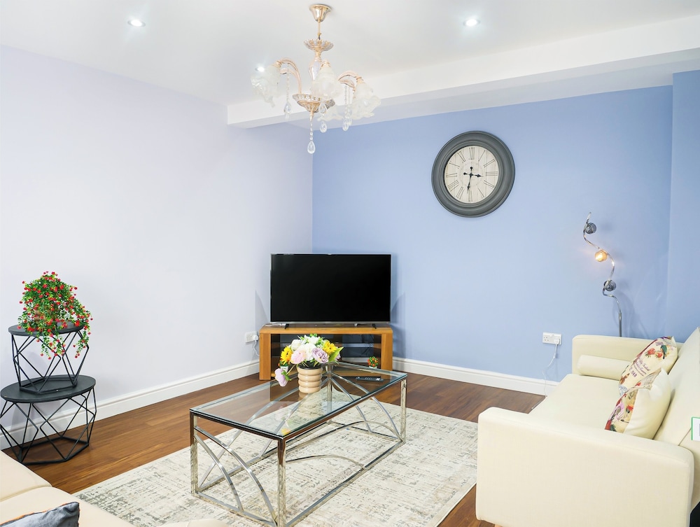 D'luxe 5-bed House - Sleeps 12 & Private Parking