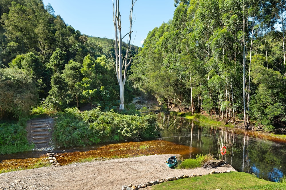 Amazing Riverside Retreat With Hot Tub & Ecopool