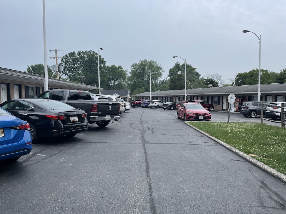 Budget Host Three Crowns Motor Lodge