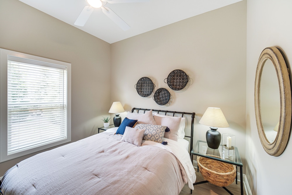 Walk to Lake Erie: Sleek Retreat w/ Screened Patio