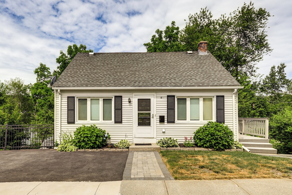 Lakefront Cottage 2 Mi to Palladium in Worcester!