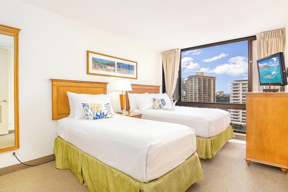 Waikiki Sunset Close to Beach with Parking
