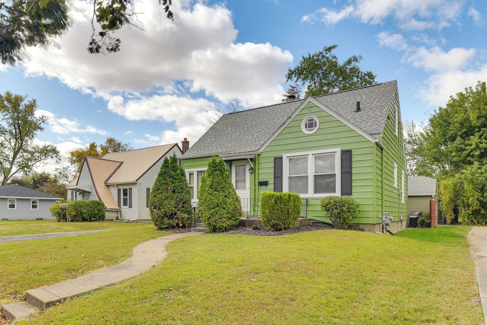 1 Mi to Dtwn Burlington: Modern Home w/ Yard!