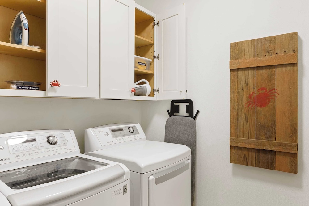 Sleeps 18! 2 Homes, Hot Tub, Game Room, Walk to the Beach Haven & Hidden Grove
