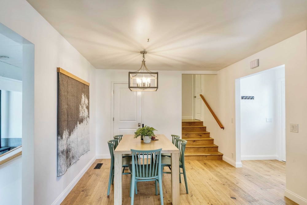 Modern Sonoma Stay w/ Spacious Deck, Views & Prime Location Bennett