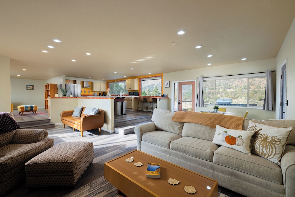 Smith Rock Base Camp Sleeps 6!