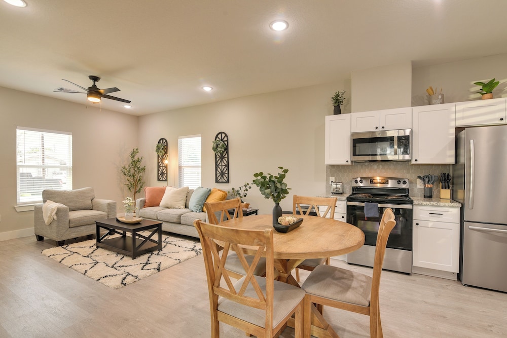 Patio & Fenced Yard: Home Close to Dtwn Houston!