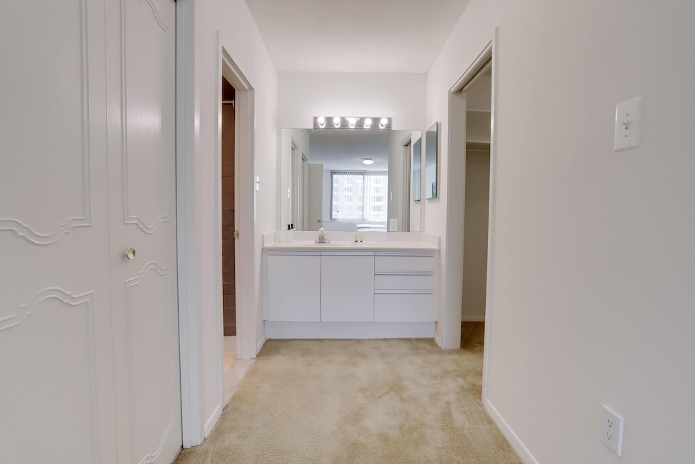 Stylish Comfort Condo in Crystal City