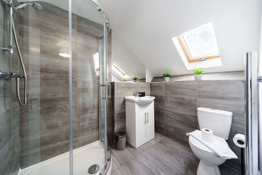 Whitchurch 2 Bedroom Flat near Hospital