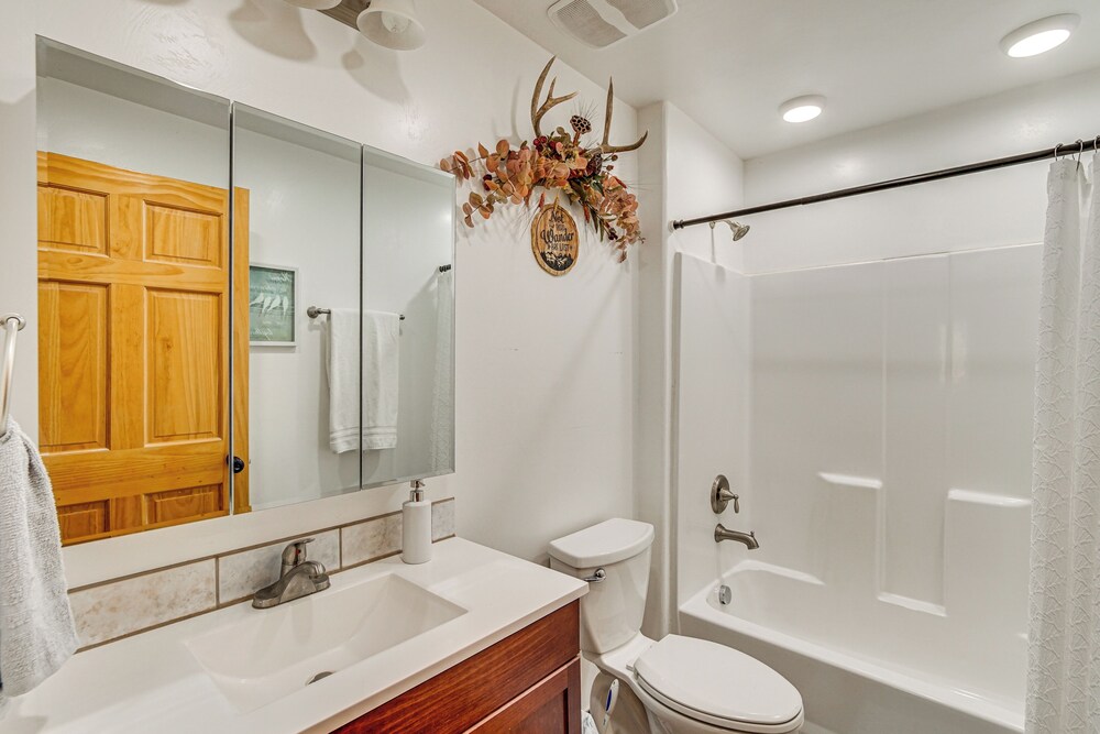Family Home w/ Mountain Views in Circleville!