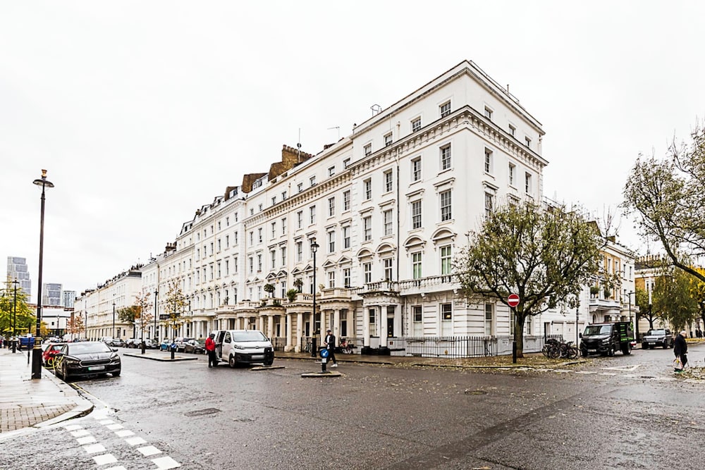 Beautiful Two Bedroom Abode Near Victoria