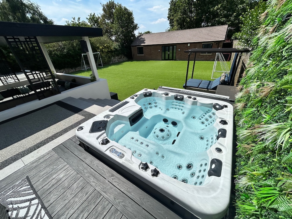 5 Bed Villa-sleeps 10-hot Tub-bar & Pool Table